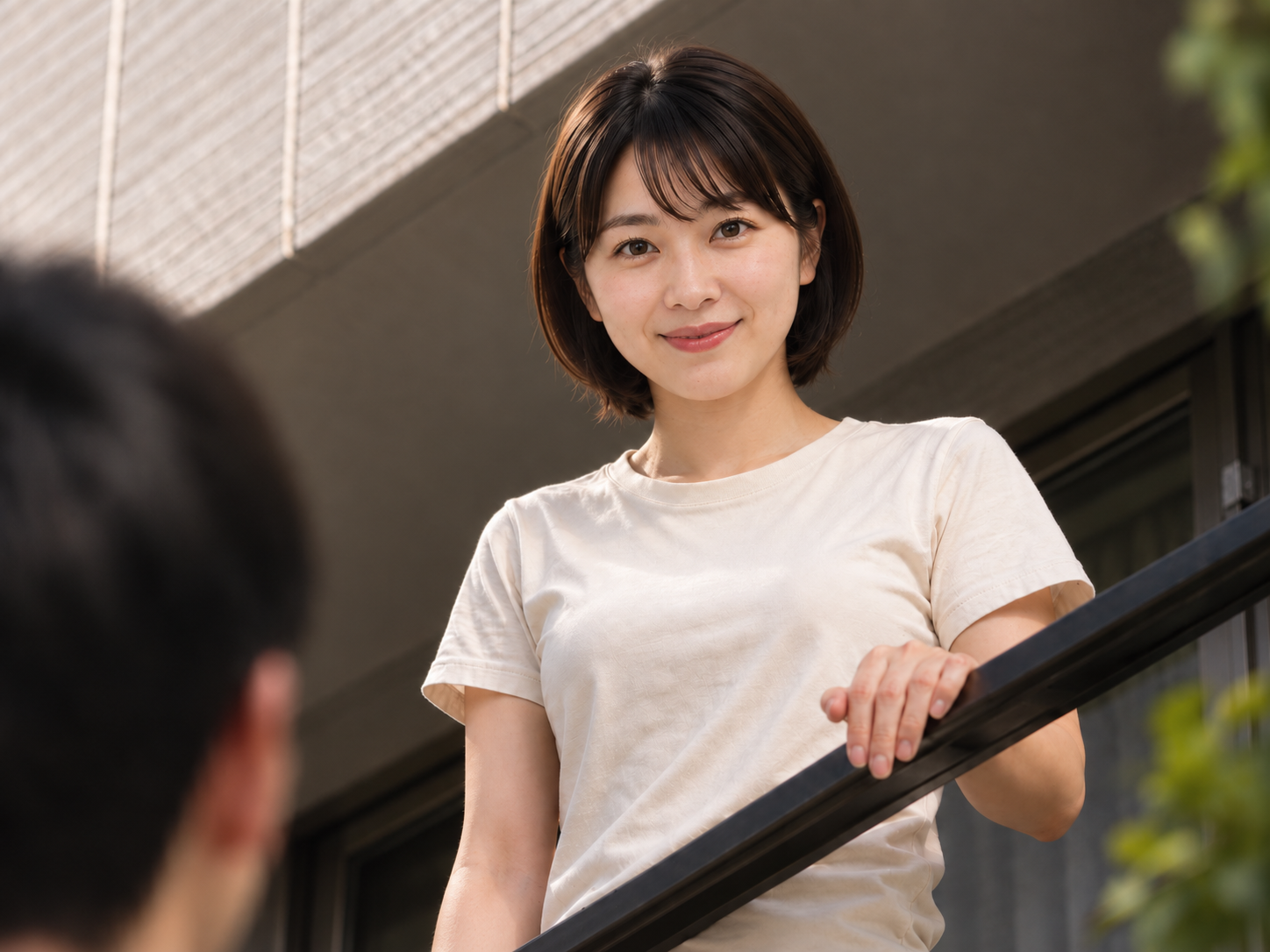 ベランダで穏やかに微笑む西原美智子